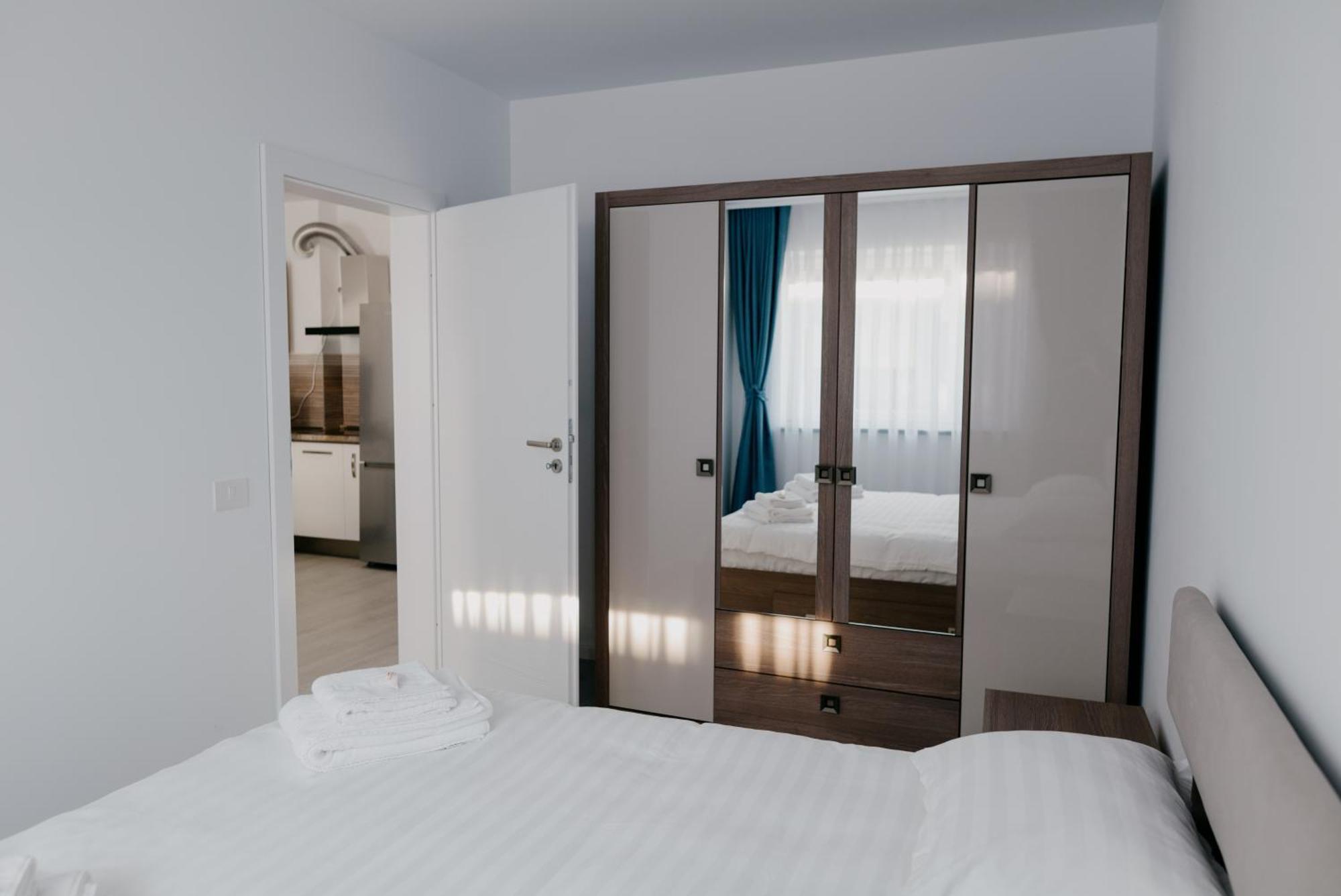 Royal Blue Property Oradea Eksteriør bilde
